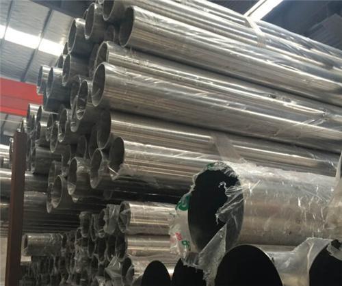 904L不銹鋼管陰極與陽(yáng)極面積比，陰極面積控制在陽(yáng)極面積的1/2.在此情況下，可以防止價(jià)格的增長(zhǎng)，過(guò)多的價(jià)格在陽(yáng)極表面被氧化成價(jià)格